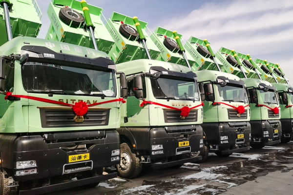 300台丨中国重汽新能源自卸车圆满交付新疆，开启绿色运输新篇章！